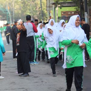 Kegiatan jalan sehat Pondok Pesantren Al-Islam.