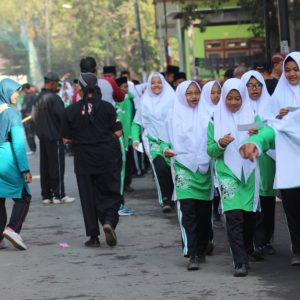 Kegiatan jalan sehat Pondok Pesantren Al-Islam.