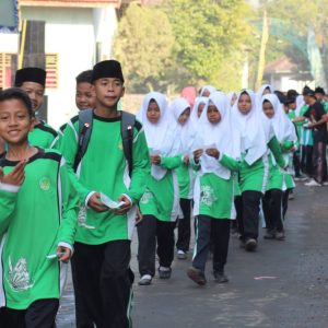 Kegiatan jalan sehat Pondok Pesantren Al-Islam.