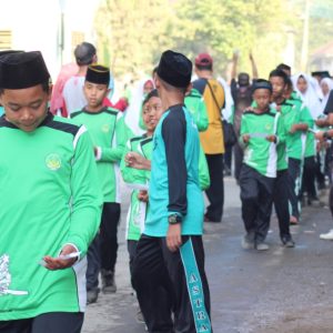 Kegiatan jalan sehat Pondok Pesantren Al-Islam.