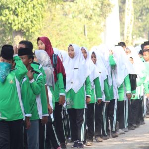 Kegiatan jalan sehat Pondok Pesantren Al-Islam.