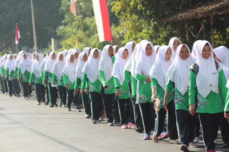 Kegiatan jalan sehat Pondok Pesantren Al-Islam.