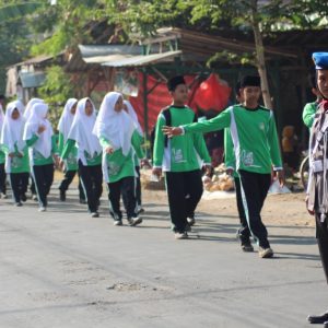 Kegiatan jalan sehat Pondok Pesantren Al-Islam.