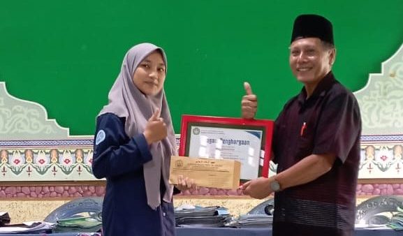 Dorong Motivasi Dengan Beasiswa Bagi Santri SMK Berprestasi