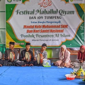 Semangat Hari Santri Nasional 2022 dirayakan dengan meriah oleh Pondok Pesantren Al-Islam Joresan. Sejak tanggal 15-22 Oktober 2022, Pondok Pesantren Al-Islam Joresan menyelenggarakan beberapa kegiatan yang menunjukkan dedikasi dan komitmen mereka dalam memperingati Hari Santri Nasional. Salah satu kegiatan yang dilaksanakan adalah memakai sarung sebagai bagian dari proses belajar dan mengajar. Ini merupakan wujud ketaatan dan pemahaman yang tinggi akan nilai-nilai keislaman dan budaya dalam belajar dan mengajar. Kegiatan lain yang tidak kalah menarik adalah Festival Mahallul Qiyam dan Kreasi 109 Tumpeng yang diikuti oleh seluruh kelas dari kelas 1 sampai kelas 6. Kegiatan ini memperlihatkan semangat dan dedikasi para santri dan santriwati dalam memperingati Hari Santri Nasional. Semoga kegiatan-kegiatan ini dapat menambah keberkahan bagi seluruh keluarga besar Pondok Pesantren Al-Islam Joresan, khususnya para Pendiri, Kyai, Sesepuh Ustad-Ustadah, santri dan santriwati, serta masyarakat sekitar. Dengan semangat Hari Santri Nasional yang tinggi, Pondok Pesantren Al-Islam Joresan memperlihatkan dedikasi dan komitmen mereka dalam memperkuat nilai-nilai keislaman dan pendidikan yang berkualitas bagi para santri dan santriwati.