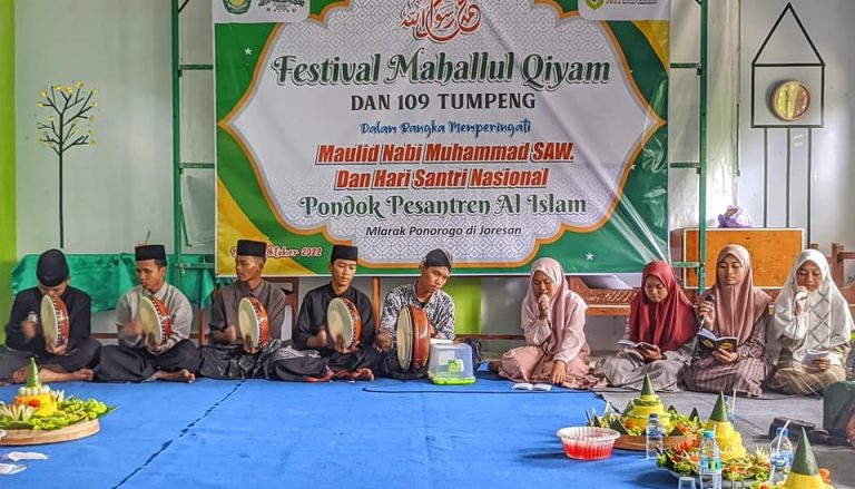 Semangat Hari Santri Nasional 2022 dirayakan dengan meriah oleh Pondok Pesantren Al-Islam Joresan. Sejak tanggal 15-22 Oktober 2022, Pondok Pesantren Al-Islam Joresan menyelenggarakan beberapa kegiatan yang menunjukkan dedikasi dan komitmen mereka dalam memperingati Hari Santri Nasional. Salah satu kegiatan yang dilaksanakan adalah memakai sarung sebagai bagian dari proses belajar dan mengajar. Ini merupakan wujud ketaatan dan pemahaman yang tinggi akan nilai-nilai keislaman dan budaya dalam belajar dan mengajar. Kegiatan lain yang tidak kalah menarik adalah Festival Mahallul Qiyam dan Kreasi 109 Tumpeng yang diikuti oleh seluruh kelas dari kelas 1 sampai kelas 6. Kegiatan ini memperlihatkan semangat dan dedikasi para santri dan santriwati dalam memperingati Hari Santri Nasional. Semoga kegiatan-kegiatan ini dapat menambah keberkahan bagi seluruh keluarga besar Pondok Pesantren Al-Islam Joresan, khususnya para Pendiri, Kyai, Sesepuh Ustad-Ustadah, santri dan santriwati, serta masyarakat sekitar. Dengan semangat Hari Santri Nasional yang tinggi, Pondok Pesantren Al-Islam Joresan memperlihatkan dedikasi dan komitmen mereka dalam memperkuat nilai-nilai keislaman dan pendidikan yang berkualitas bagi para santri dan santriwati.