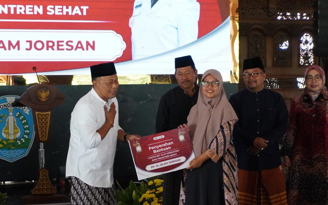 PP Al-Islam Terima Bantuan Alat Kesehatan dari Bupati Ponorogo dalam Program Pesantren Sehat